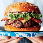 cara makan burger