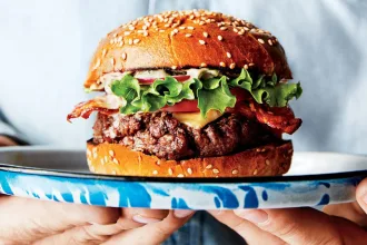 cara makan burger