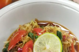 SomTam (Salad Pepaya Muda khas Thailand)