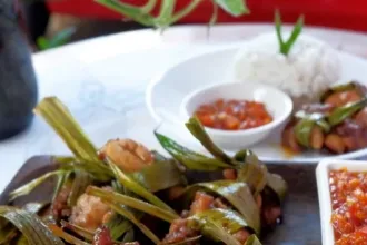 Ayam Pandan khas thailand dengan sambal bangkok