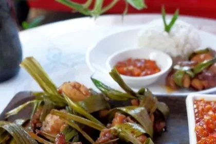 Ayam Pandan khas thailand dengan sambal bangkok