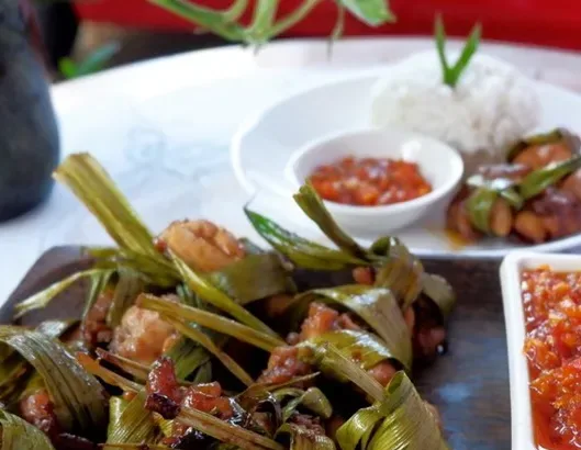Ayam Pandan khas thailand dengan sambal bangkok
