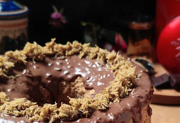 Liu Bao Tea (Ancient Chinese Dark Tea) Chiffon Cake dengan topping Chocolate Dubai