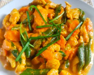 Gai Phad Phet Kra-ti (khas Thailand)